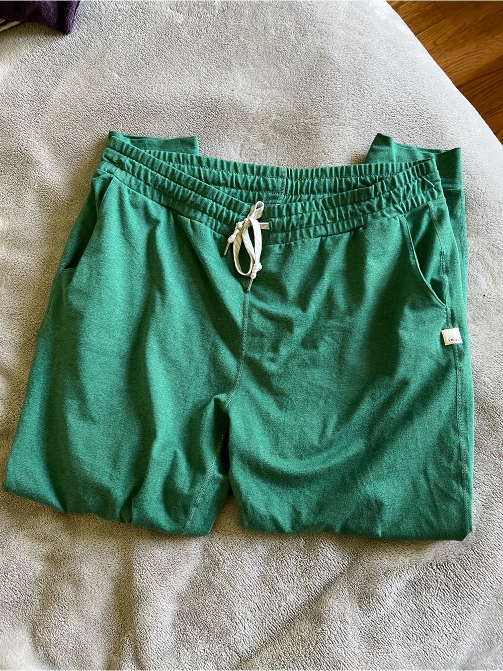 Vuori Women’s Green Performance Jogger Large
